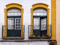Zwei Balkone mit schmiedeeisernen Gittern an Haus in Évora